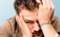 Держится за голову и зажимает глаза