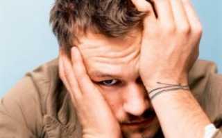 Держится за голову и зажимает глаза
